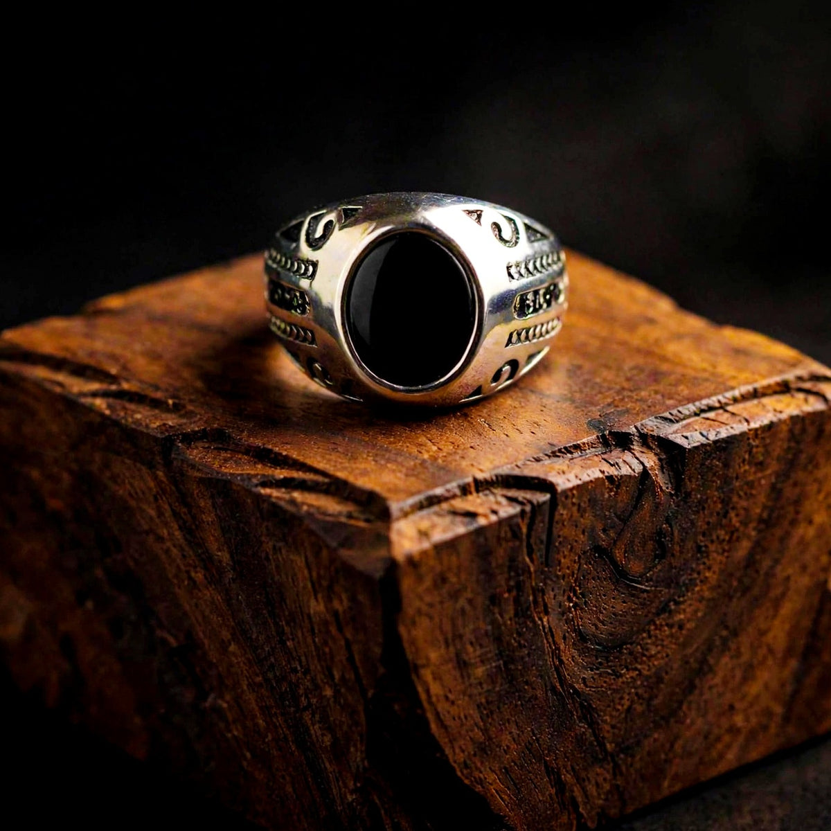 Noir Crest Ring